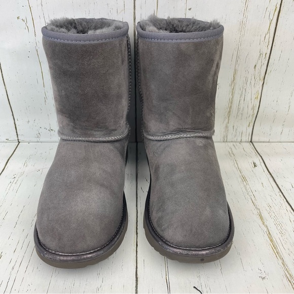 UGG Classic‎ Short Shine Boots - Picture 1 of 16